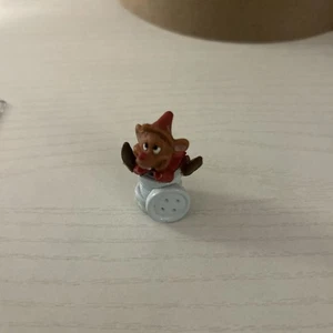 DISNEY CINDERELLA PVC FIGUR JAQ MAUS SITZEND AUF EINEM KNOPFHAUFEN (324/659 - Bild 1 von 5