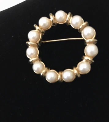 Broche Vintage Feminino Pérolas Tom Dourado Tamanho 2" D Sem Marca Bom Estado - Imagem 1 de 2