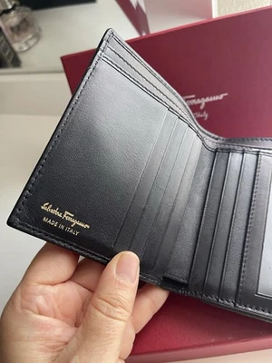 Carteira Salvatore Ferragamo Feminina Gancin Quadrada Preta Couro de Bezerro Pebbled - Imagem 1 de 4