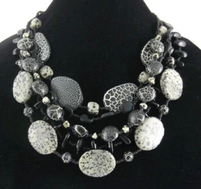 Piedra manchada de jaspe grueso y ónix de 19-23" Chico's Runway? Collar de cuentas negras Foto 1 de 4