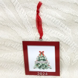 2024 ADORNO DE ÁRBOL DE NAVIDAD MARCO DE FOTOS ESMALTE ROJO Y PLATA CUADRADO 2.5" - Imagen 1 de 8