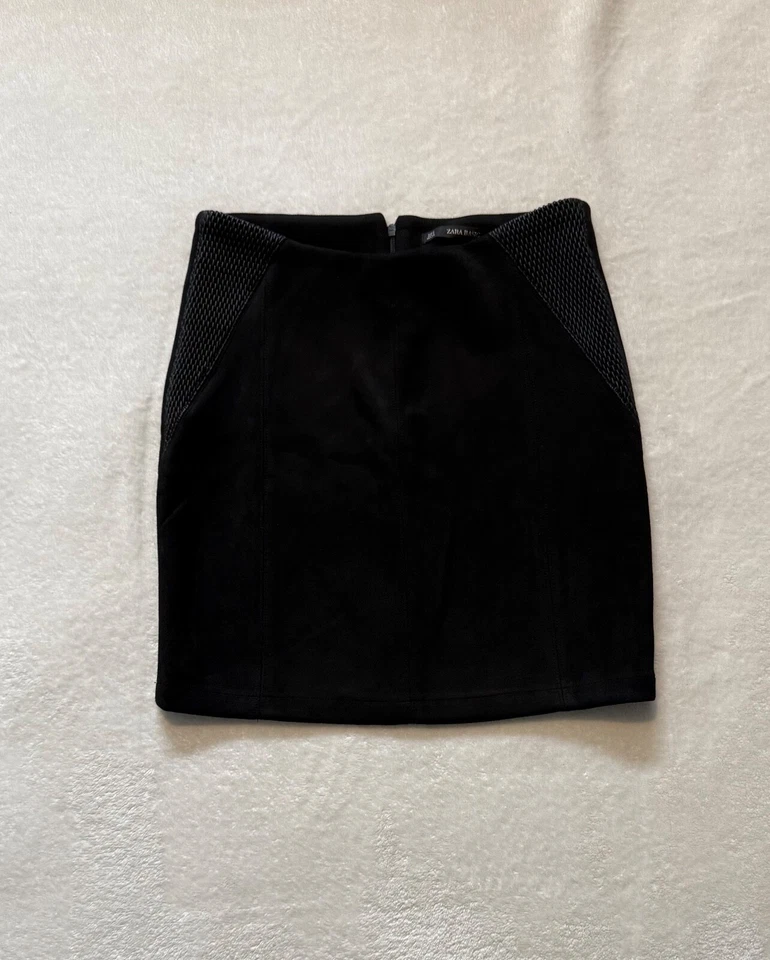 Mini falda básica de gamuza sintética negra de fiesta formal para mujer talla pequeña de Zara Foto 1 de 4