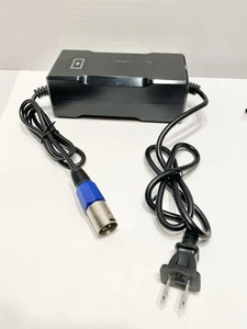 Cargador de alimentación YZ260 entrada: 110-240Vac 3.0A. Salida: Conector XLR 67.2V3A - Imagen 1 de 4