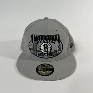 Cappello fitted New Era Brooklyn Nets stagione inaugurale NBA made in USA taglia 7 3/4 - Foto 1 di 9