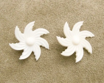 Ohrclips weiß ~Blüte / Windrose, Kunststoff~; 1970er/1980er-Jahre, ungetragen - Bild 1 von 4