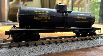 Micro-Trains N Scale RTR #X 39’ Single Dome Tank Car Koppers Tarmac 17312 NY - Image 1 of 4
