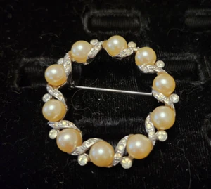 Fashion Brooch Faux Pearl and Diamond Wreath Shape New - Picture 1 of 6