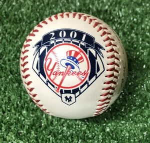 Balón de béisbol de recuerdo con firmas facsímil del equipo de los Yankees de Nueva York 2001 - Imagen 1 de 6
