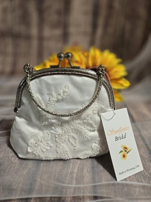 Cartera de novia con cuentas de encaje blanco roto única en su clase hecha a mano en EE. UU. Foto 1 de 3