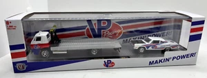 Dodge L600 1970 M2 Machines VP Racing Fuels y Plymouth 1969 escala 1:64 - Imagen 1 de 5