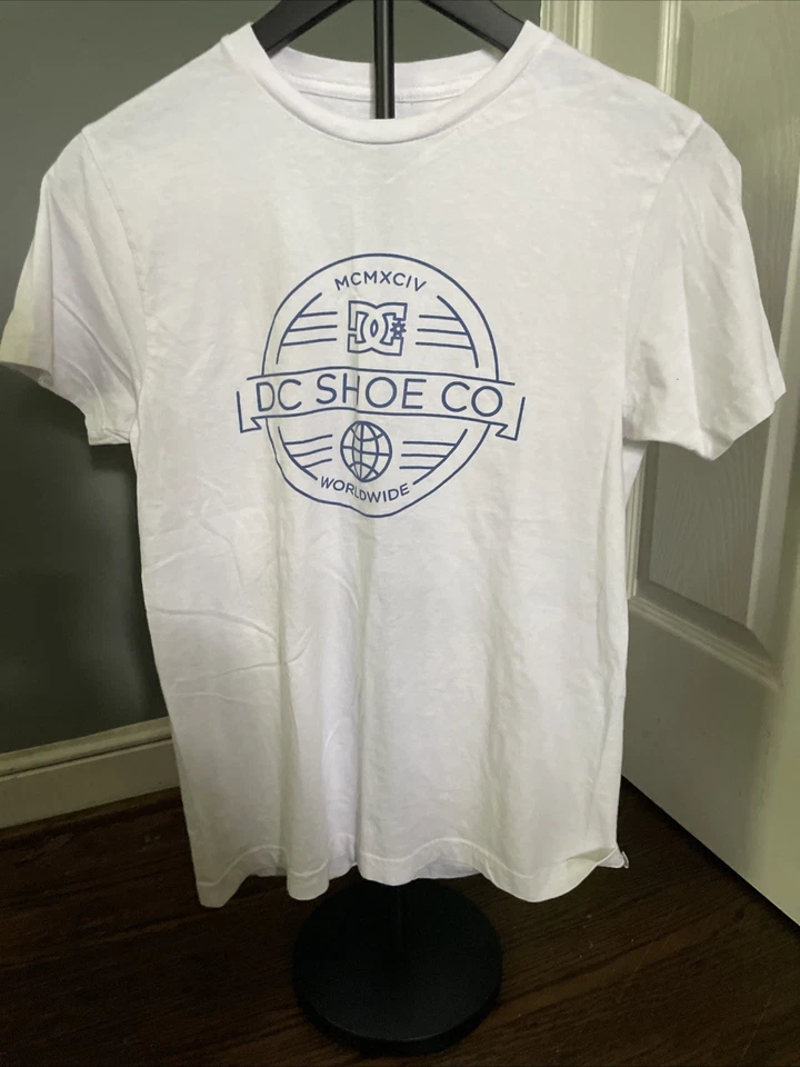 Camiseta DC SHOE CO tamanho juvenil branca pequena - Imagem 1 de 3