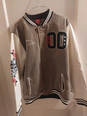 Chaqueta Universitaria Ring Of Fire HUSTLE Talla GRANDE Mangas Calavera Rosas Foto 1 de 4