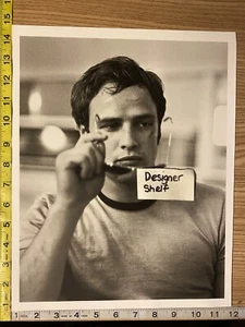 Marlon Brando am Set Jungs & Puppen 1955 Szenen Buch Foto - Bild 1 von 2