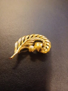 VINTAGE SIGNED LEE CO GOLD TONE TEXTURED LEAF PIN BROOCH FAUX PEARL ESTATE - Bild 1 von 4