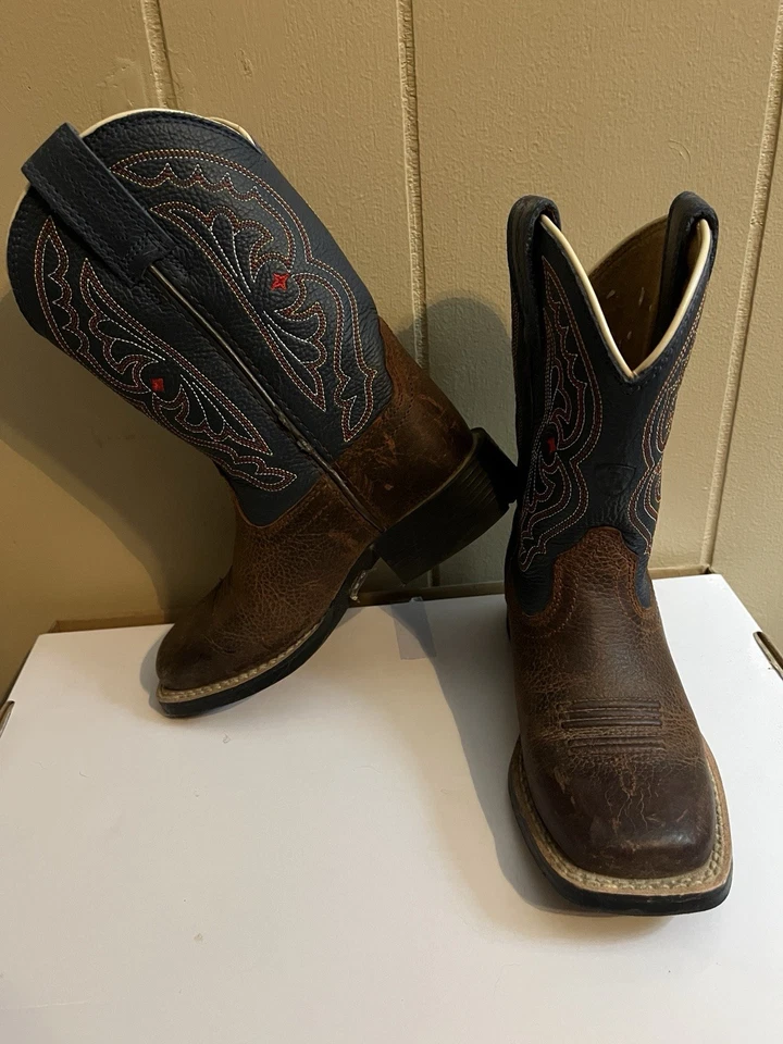 Botas Ariat Wiggle Room: Couro Marrom Masculino, Azul Escuro, Biqueira Quadrada, Juvenil Tamanho 9 - Imagem 1 de 1