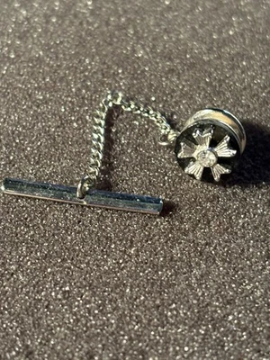 Pin de tachuela de corbata cruzada de cinco armados tono negro y plateado de colección cisne marcado Foto 1 de 4