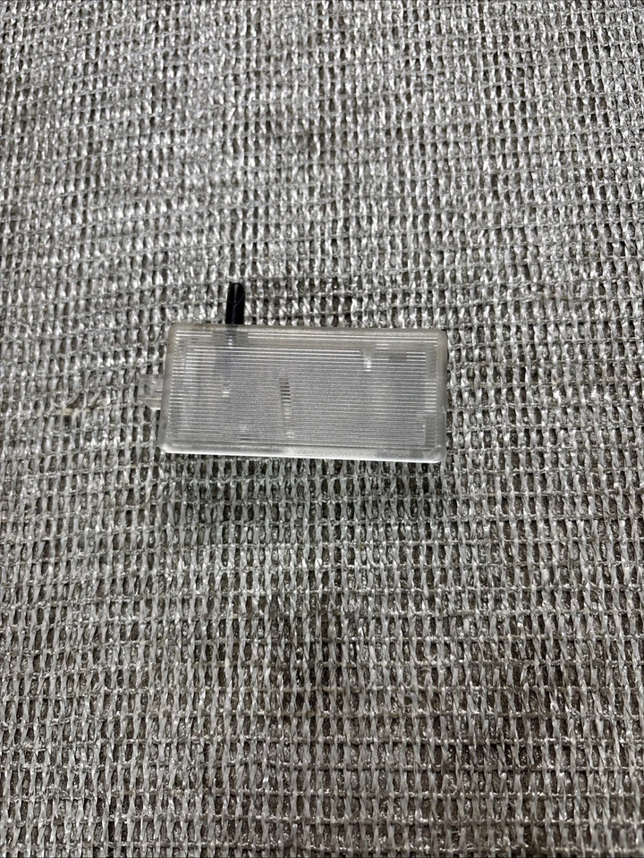 BMW 325xi внутренний свет перчаточный ящик 2004 - Изображение 1 из 4