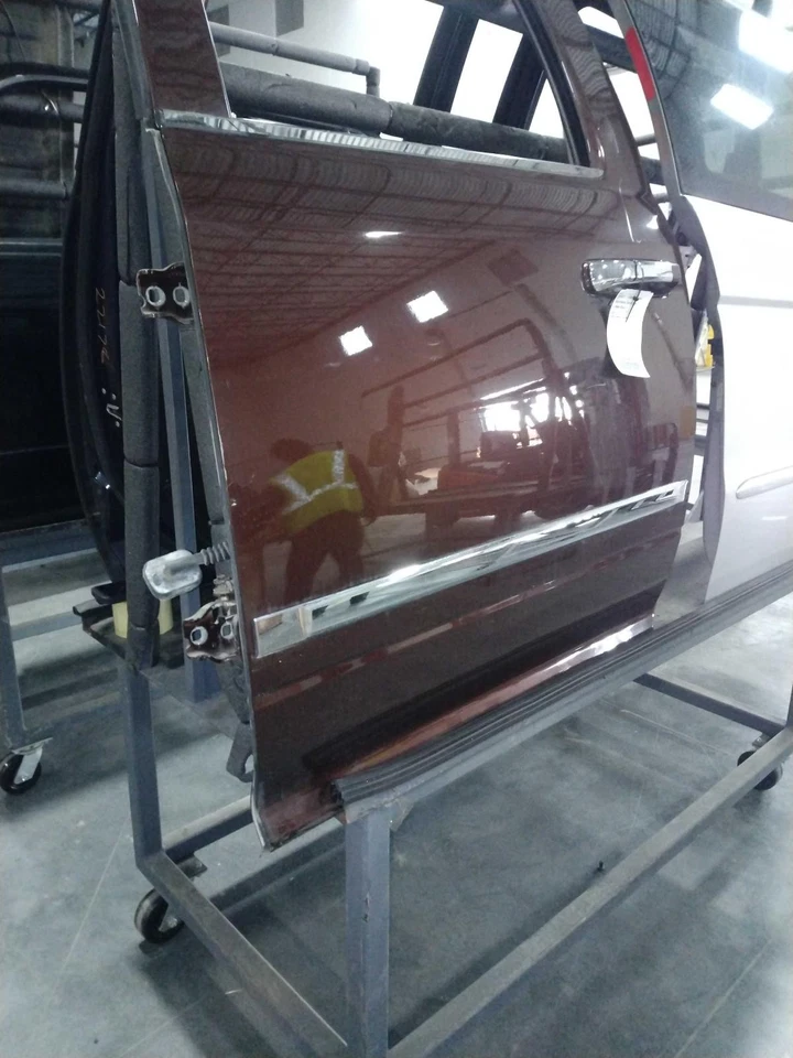 Conjunto de puerta trasera izquierda usado lado trasero se adapta a: camioneta Ram Dodge 1500 2015 eléctrica Foto 1 de 4