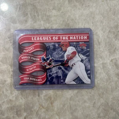 Leaf Leagues of the Nation 1997/2500 Iván Rodríguez Mike Piazza #5 Salón de la fama Foto 1 de 4