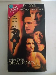 In The Shadows VHS James Caan, Mathew Modine - Foto 1 di 1