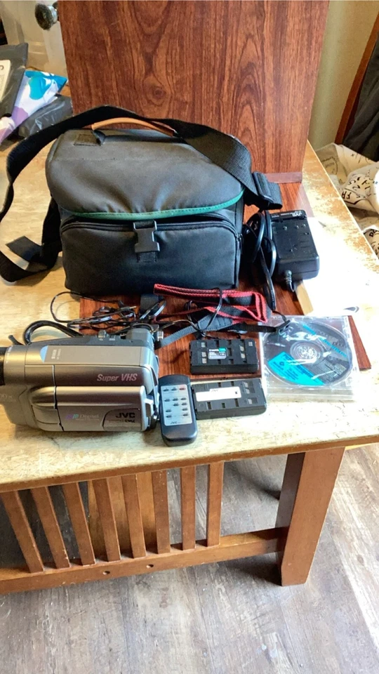 JVC GR-SXM527U COMPACT SVHS-C VIDEO CAMCORDER W/ REMOTE, CHARGER, CARRY CASE - Image 1 of 1