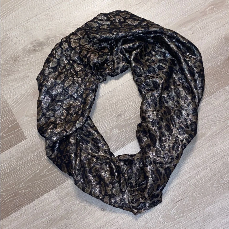 Bufanda infinita Charlotte Russe plateada metálica con estampado de animales Foto 1 de 4