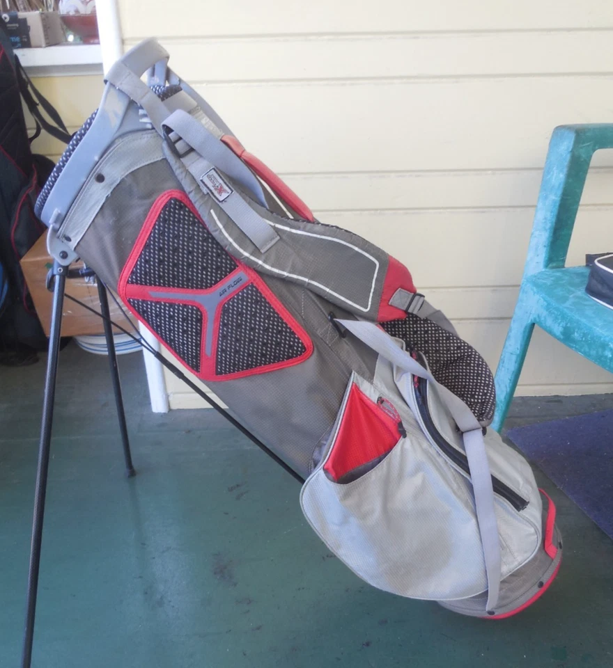 BOLSO DE PIE USADO SUN MOUNTAIN / DIVISIÓN DE 4 VÍAS / GRIS - ROJO-AZUL / SIN CUBIERTA DE LLUVIA. Foto 1 de 4