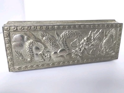 ANTIGUA Caja Baratija Estampilla Cobre Metal Ornado Repousse Motivo Dragón Japón Foto 1 de 4