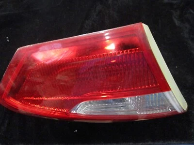 Luz trasera usada OEM 2012-2014 Ford Focus 4 puertas sedán montada en el maletero lado del conductor Foto 1 de 2