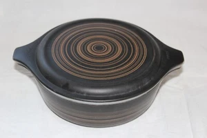 VINTAGE PYREX 471 1 pt. TERRA MATTE BLACK BROWN SCROLL PATTERN BOWL WITH LID - Picture 1 of 9