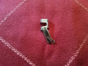 Genuine Singer Slant Regular shank Foot 301,401,600,500,700,2000 #542167 - Picture 1 of 1