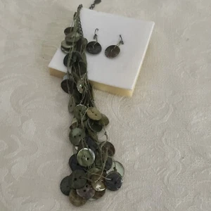 Collar y pendientes con botones en capas Yousi - Imagen 1 de 10