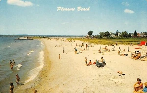 Pleasure Beach Summer Fun Bathers Beach Scene Waterford,CT Vtg 1960's Postcard - Imagen 1 de 2