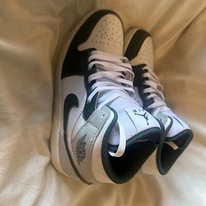 Nike Air Jordan 1 Mid SE Shoes White Oxidized Green Sail FQ7720-103 Men's NEW - Picture 1 of 8