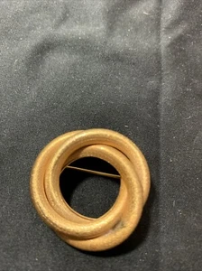 ✨ Vintage Gold Tone Twisted Rope Wire Wreath Brooch – Timeless! CLOSEOUT - Picture 1 of 5