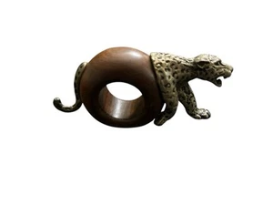 Soporte para anillo servilleta de madera y peltre fundido safari leopardo selva Makoulpa; Paul Gibbs - Imagen 1 de 3