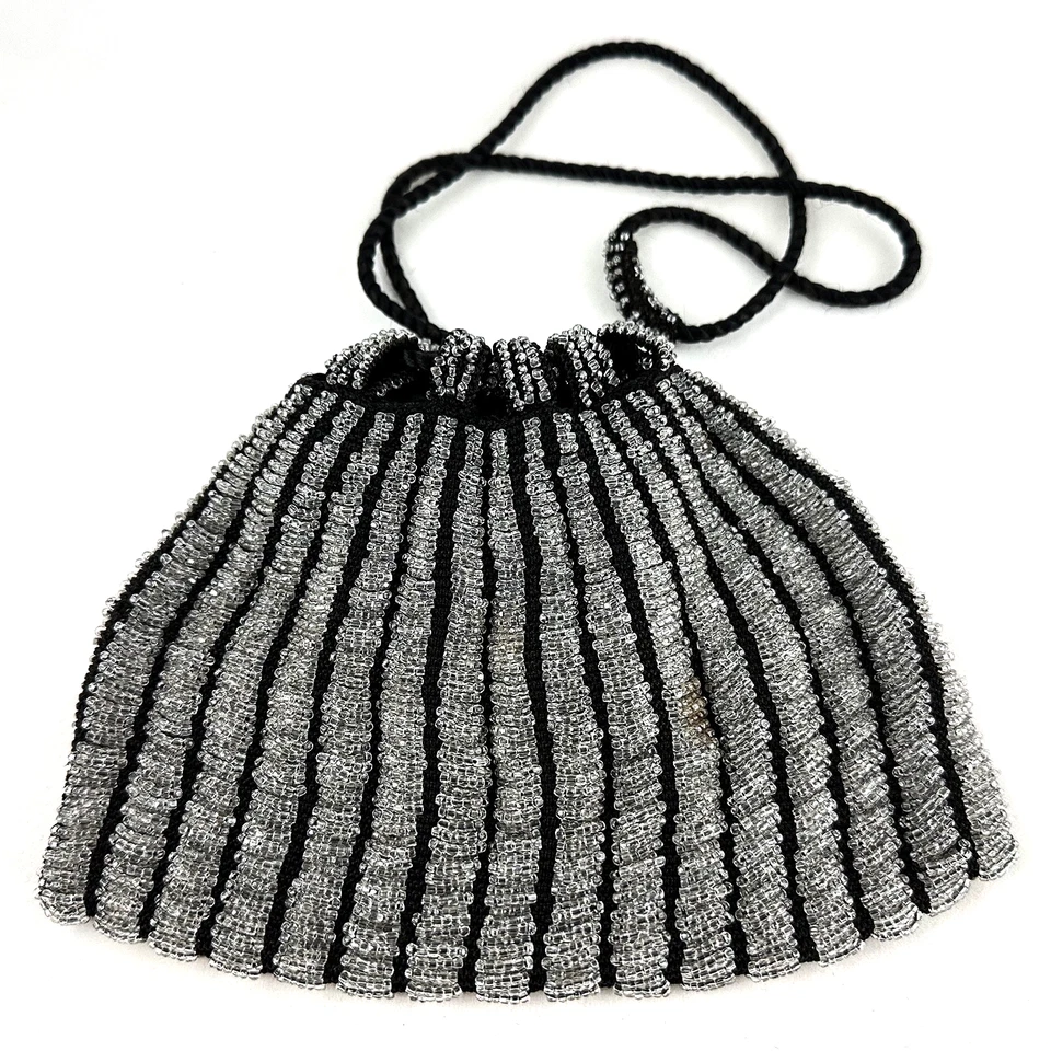 Cartera con solapa/bolso con cordón, cuentas de vidrio transparente sobre fondo negro, cordón negro Foto 1 de 4