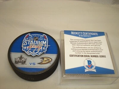 Cam Fowler Firmado Anaheim Ducks Stadium Series Hockey Puck Beckett BAS CERTIFICADO DE AUTENTICIDAD 1A Foto 1 de 4