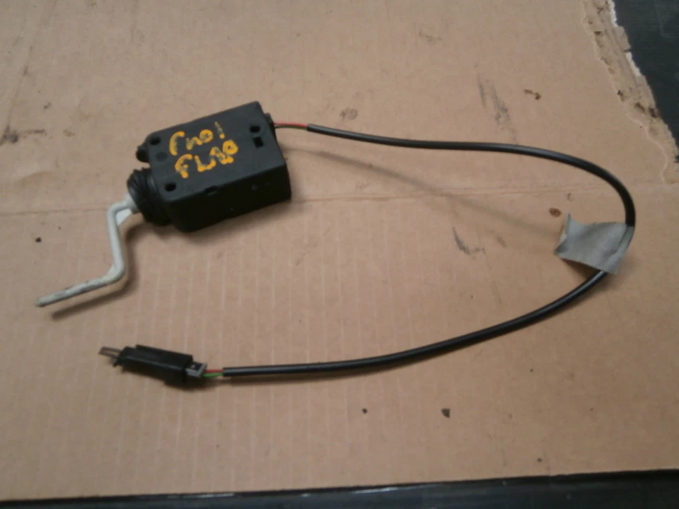 ACTIONNEUR DE VERROUILLAGE CENTRAL VAUXHALL OMEGA 2001 MK2 ESTATE DÉVERROUILLAGE DES VOLETS DE CARBURANT - Photo 1/1