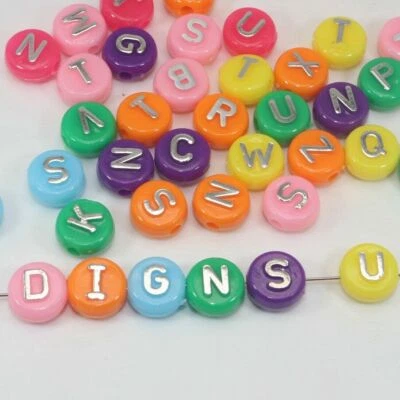 100 cuentas mixtas de monedas con letras del alfabeto de acrílico color chicle surtidas 10x5 mm Foto 1 de 4