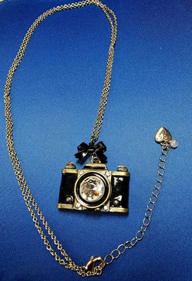 Collar Cámara Betsey Johnson Esmalte Negro Tono Dorado Antiguo Foto 1 de 4