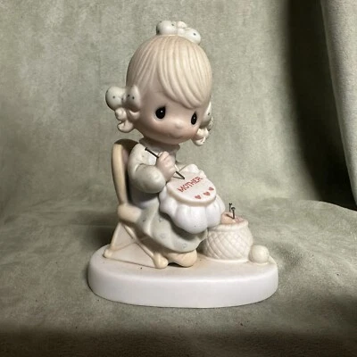 Figura Madre Coser Momentos Preciosos Querida Niña Coser Bordado Madre Foto 1 de 4