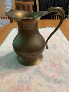 Jarrón moderno vintage grande de latón macizo con mango de jarra de mediados de siglo India 8 pulgadas - Imagen 1 de 9