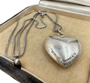 TIFFANY & Co SIGNED STERLING SILVER PUFFY HEART PENDANT CHARM ON CHAIN NECKLACE - Picture 1 of 10