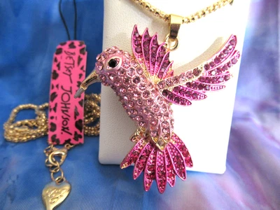 BETSEY JOHNSON LOVELY PINK RHINESTONE FLYING HUMMING BIRD PENDANT NECKLACE NWT - Image 1 of 4