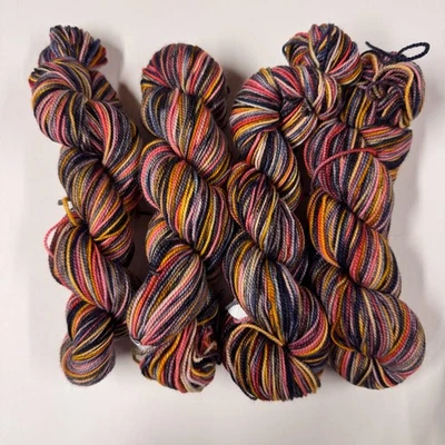 HILO KOIGU KPPPM DE COLECCIÓN 4 madejas - azul marino, negro, rosa, dorado 175 yardas ea 100 % merino Foto 1 de 4