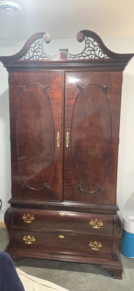 68250: Armario de dormitorio de caoba Chippendale CENTURY Foto 1 de 1