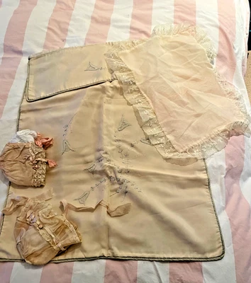 2 gorros de bebé antiguos manta para cochecito, funda de almohada de encaje bordado de seda vintage Foto 1 de 4