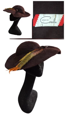 De colección Uptown Chic Estilo por Coralie Marrón Imitación Piel/Fieltro Ala Ancha Sombrero Borde Pluma Foto 1 de 4