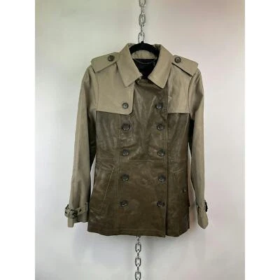 Trinchera Coach de cuero de doble botonadura gris oliva precio de venta sugerido por el fabricante 1198 USD Foto 1 de 4